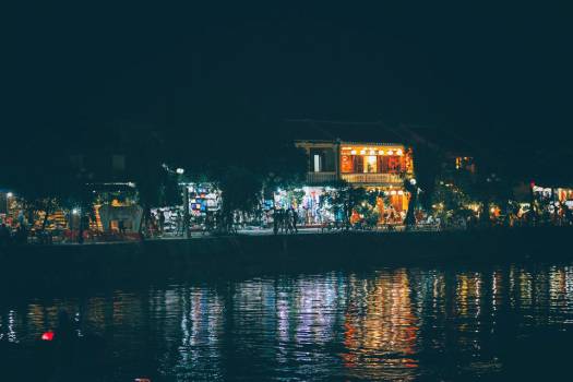 Đêm Hội An nhộn nhịp bên dòng sông Thu Bồn