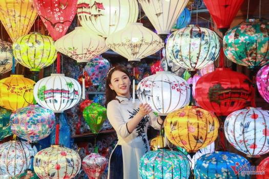 Hoi An’s ancient streets overflow with visitors during long holiday