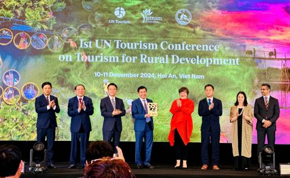 UN Tourism trao chứng nhận Làng du lịch tốt nhất 2024 cho làng rau Trà Quế