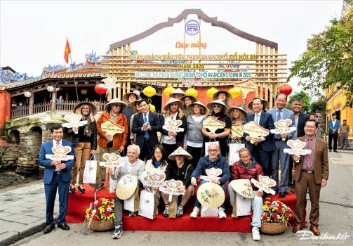 Hội An đón 18 du khách Italy ‘xông đất’ ngày đầu...