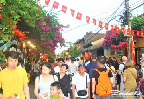Đông đảo du khách tham quan phố cổ Hội An dịp lễ 30-4 và 1-5