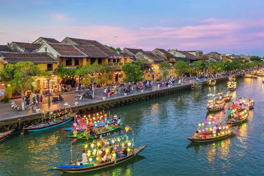 Hội An 2025: Khi phố cổ lên đèn và ký ức bừng sáng