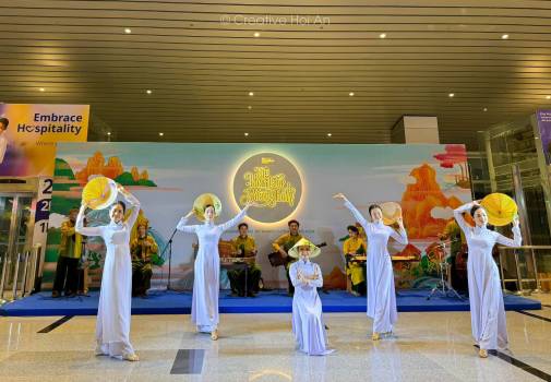 Lời chào đầy lưu luyến và giàu bản sắc từ Hội An...