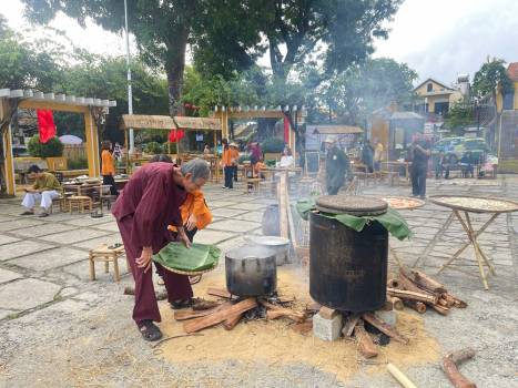 Du khách hào hứng trải nghiệm không gian Tết xưa ở Hội An