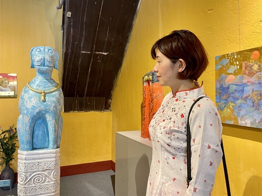 147817họa sĩ Ami Yasugahira bên tác phẩm điêu khắc của Lê Ngọc Thuận