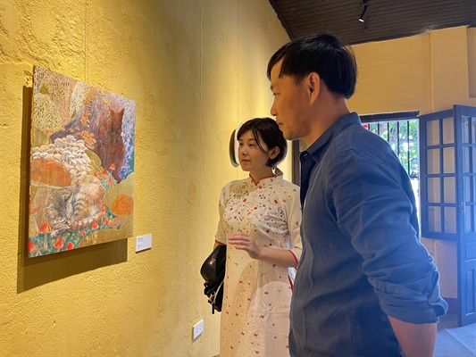 147818họa sĩ Ami Yasugahira và nghệ sĩ Lê Ngọc Thuận bên những tác phẩm của họa sĩ Ami 2