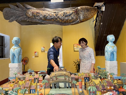 147819họa sĩ Ami Yasugahira và nghệ sĩ Lê Ngọc Thuận tại không gian trưng bày Thương cảng xưa của Thuận