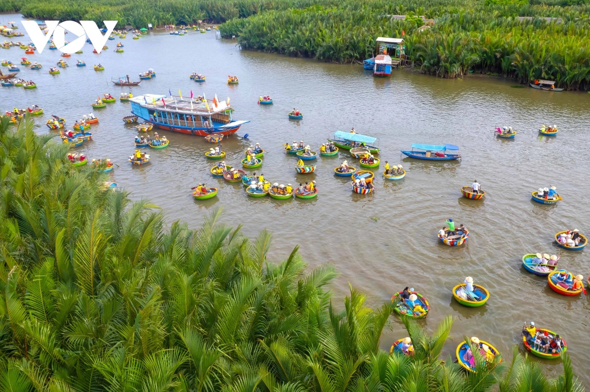 theo mo ta cua forbes lang cam thanh duoc bao boc boi song nuoc va rung dua